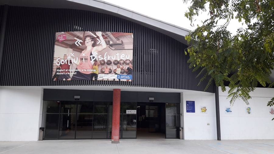 Fachada del Complex Esportiu Municipal Sagnier, junto a la salida y la meta
