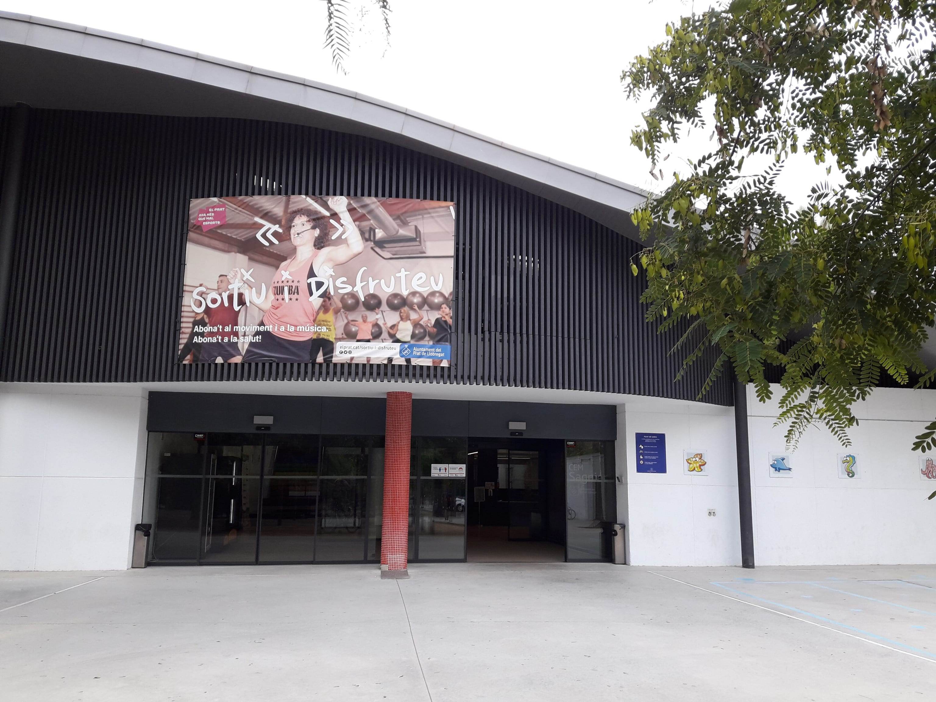 Fachada del Complex Esportiu Municipal Sagnier, junto a la salida y la meta