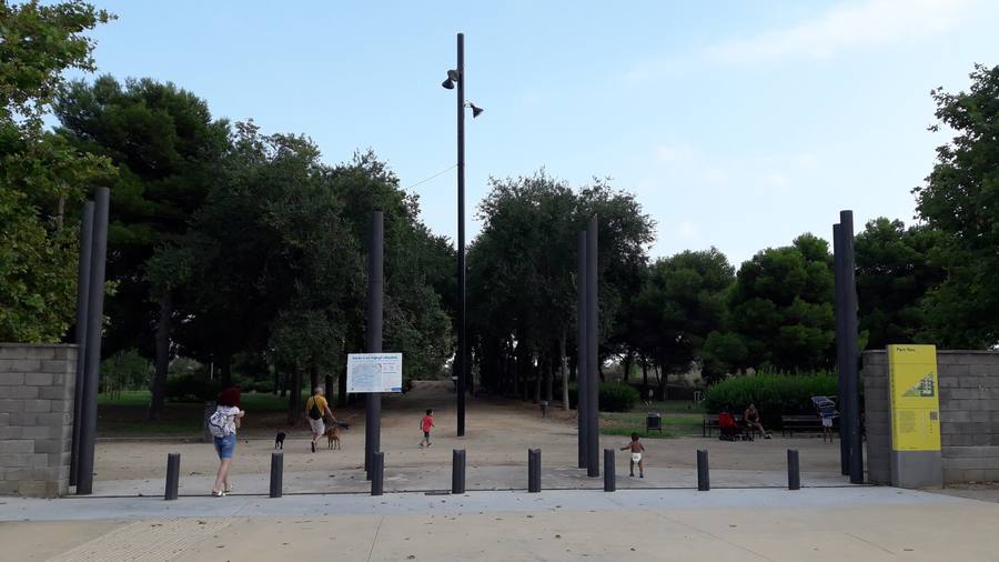 Entrada del Parc Nou del Prat de Llobregat, con pinos y farolas