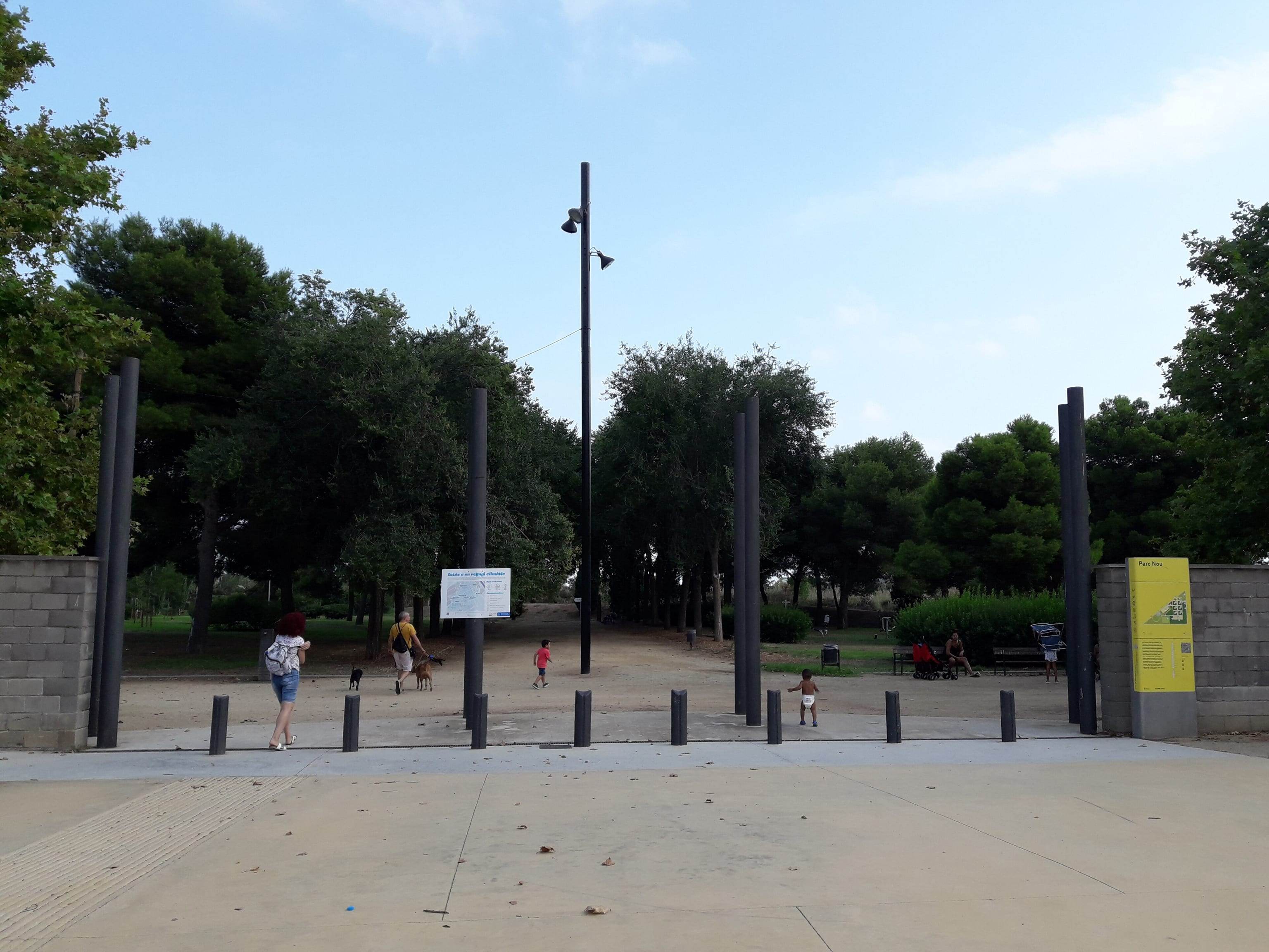 Entrada del Parc Nou del Prat de Llobregat, con pinos y farolas