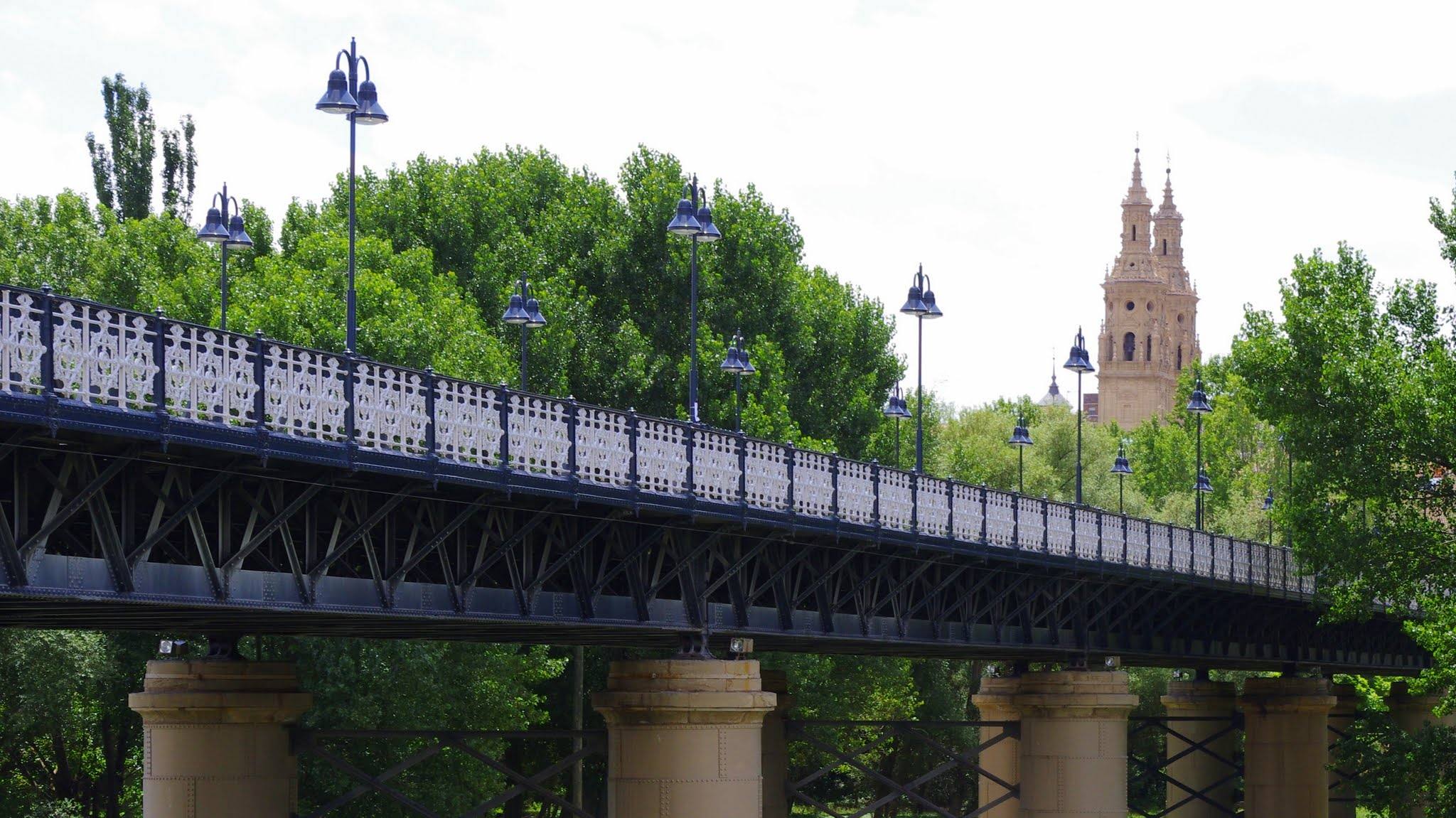 El Puente de Hierro de Logroño con las torres de la Concatedral de La Redonda al fondo