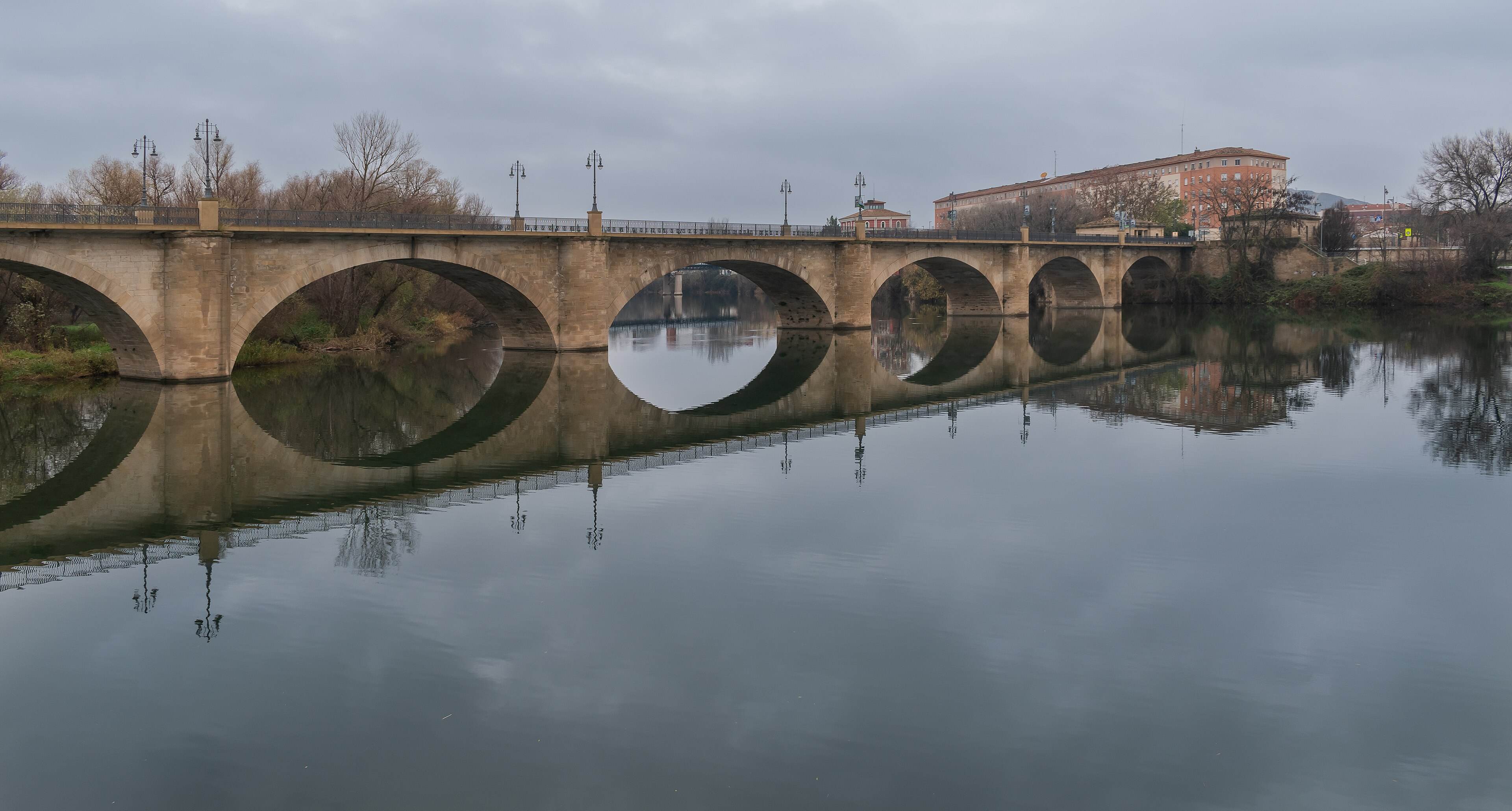 El Puente de Piedra sobre el río Ebro en Logroño, reflejado en el agua